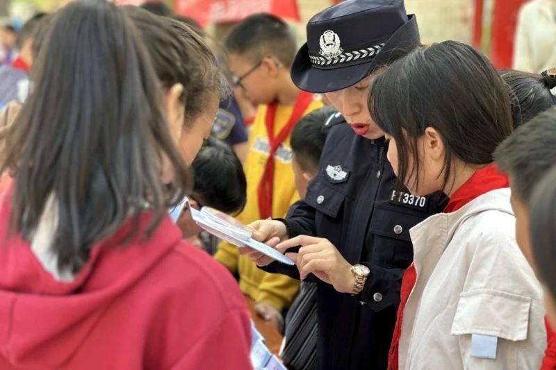 禁毒宣傳走進(jìn)校園 為青春系上“防毒扣”
